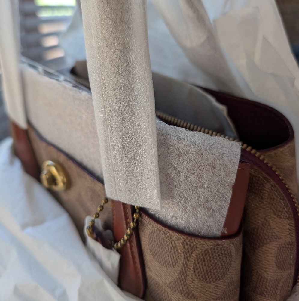 Lora Carryall 30 In Signature Canvas - Picture 5 of 7
